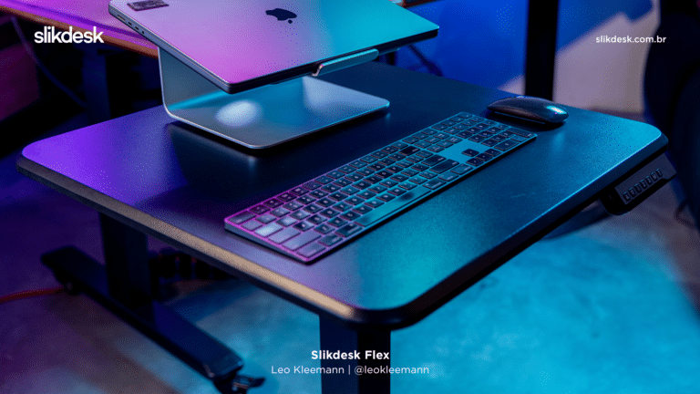mesa slikdeskflex preta com suporte de notebook e um notebook aple em cima, mouse e teclado sob a mesa.