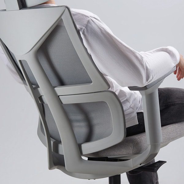 detalhe de inclinação do encosto da cadeira de escritório slikdesk ergos na cor cinza claro