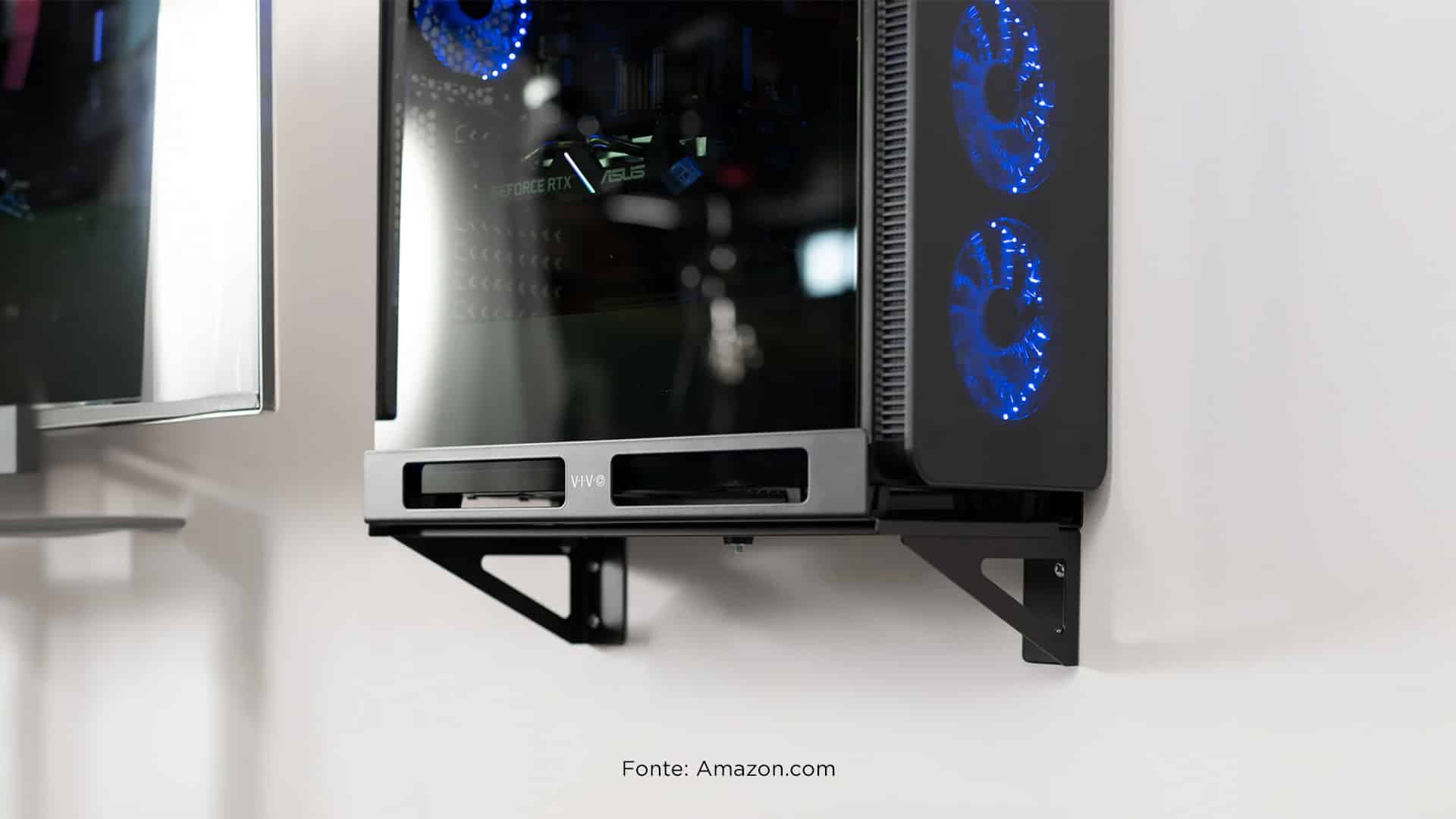 imagem de um gabinete gamer com leads em um suporte de parede fixo em uma parede branca